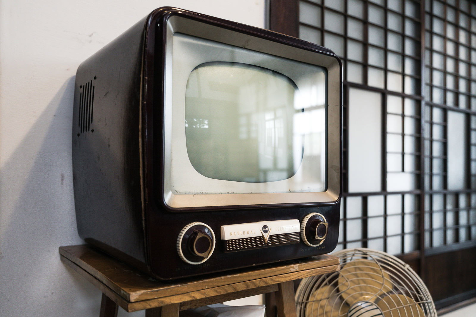 黒いケースのブラウン管テレビとチャンネルつまみ