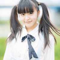 ツインテールで笑顔の女の子の写真