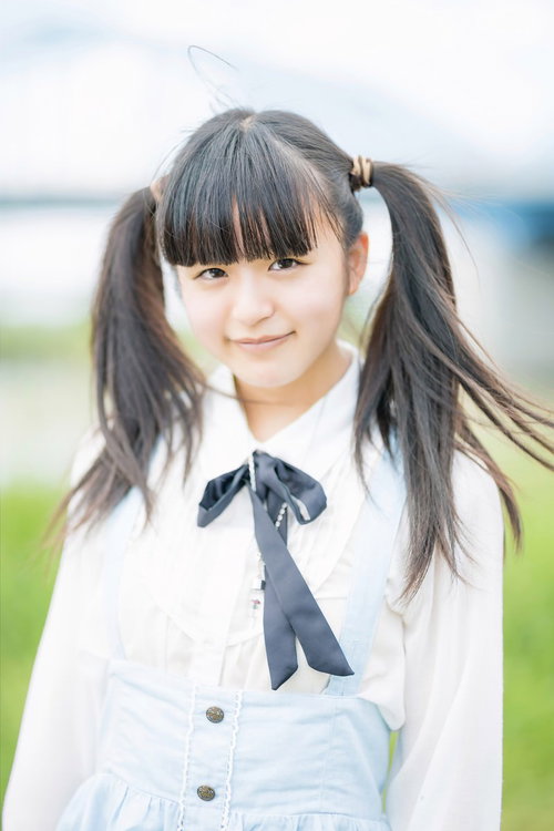 ツインテールで笑顔の女の子