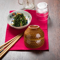 ご飯にもよく合う春菊のナムル、赤いランチョンマットに盛り付けの写真