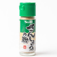 緑のキャップの小瓶に入った山椒の粉の写真