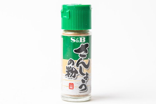 緑のキャップの小瓶に入った山椒の粉