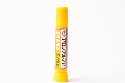 一瞬でくっつく黄色いボンドの瞬間接着剤で修理・工作に最適