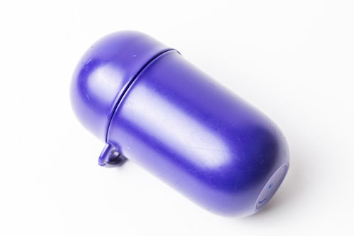 ペットの糞をしまう紫色のマナーカプセル容器