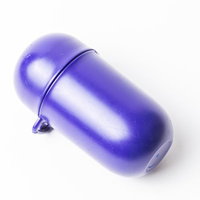 ペットの排泄物を入れて運べる紫色のマナーカプセルの写真