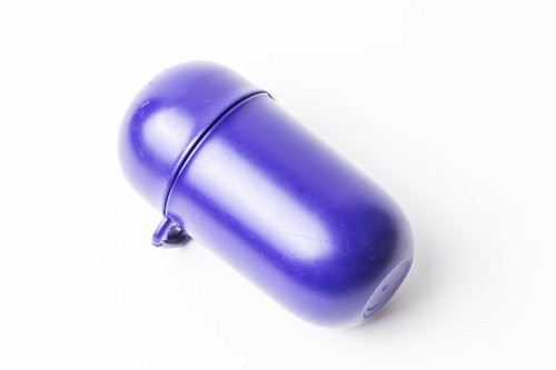 ペットの排泄物を入れて運べる紫色のマナーカプセル