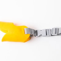 無駄吠え防止トレーニング用黄色いしつけ用口輪の装着例の写真