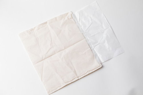 犬用水に溶ける紙シート、折り目が入った複数枚の積み重ね