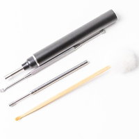 金属製と木製の耳かき比較、素材の質感と機能差が明確な日用品写真の写真