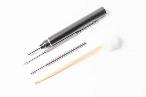 金属製と木製の耳かき比較、素材の質感と機能差が明確な日用品写真