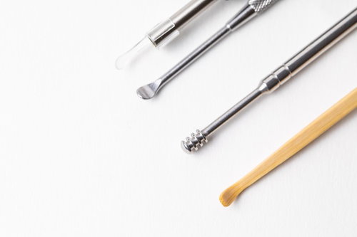 へら型やスクリュー型の耳かきの先端部分を比較した