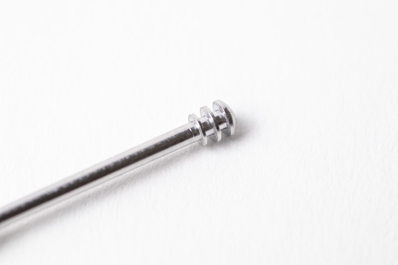 白い背景に置かれた耳かきのスクリュータイプの先端部分