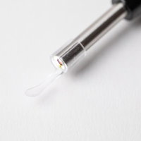 先端にカメラが付いた黒い耳かきとヘラ・スプーンの写真