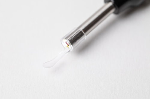 先端にカメラが付いた黒い耳かきとヘラ・スプーン