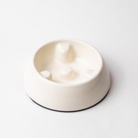 白いペット用早食い防止ボウル シンプルデザインの写真