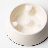 白いプラスチック製のペット用早食い防止ボウルの写真