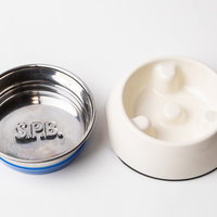 早食い防止用ボウルと通常のボウルを比較するペット用食器の写真