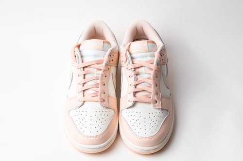 ピンク色のナイキダンクロースニーカー 白背景