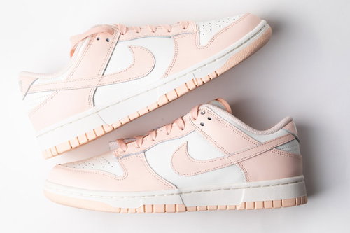 NIKEのDUNKシリーズスニーカー、淡いピンクとベージュの2足並べた姿