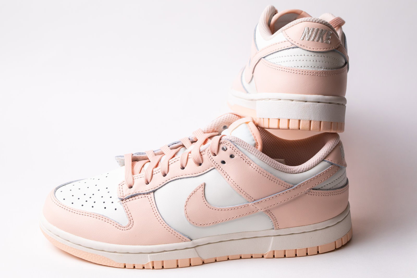 オレンジパールとホワイトカラーのNIKE DUNKスニーカー