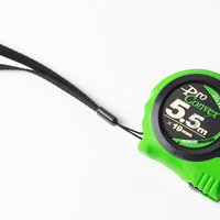 5.5m計測対応の緑色コンベックス、黒いストラップ付きの写真
