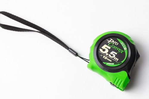 5.5m計測対応の緑色コンベックス、黒いストラップ付き