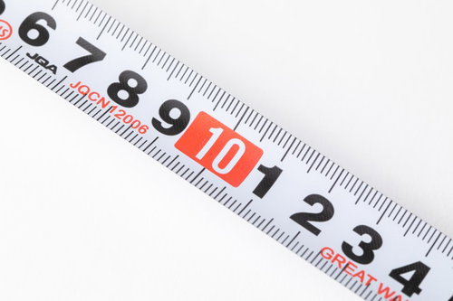 赤い数字が表示されたコンベックスのテープ目盛部分