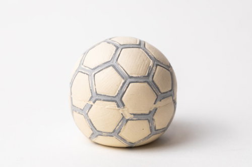 ペット用のサッカーボール型おもちゃ、クリーム色の犬用ボール