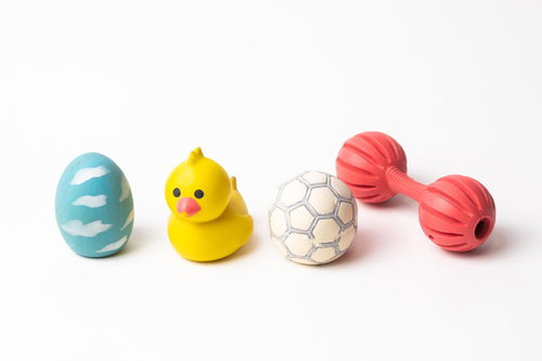 水色のボールと黄色いアヒルなど色々な種類の犬用おもちゃ