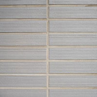 横縞模様が入ったグレーのタイル壁の写真