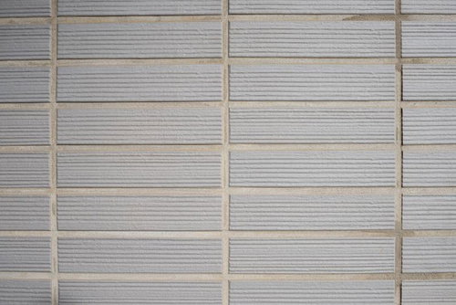 横縞模様が入ったグレーのタイル壁