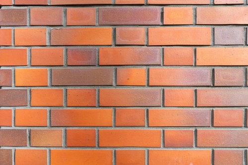 温かみのあるオレンジ色のレンガブロックで作られた壁