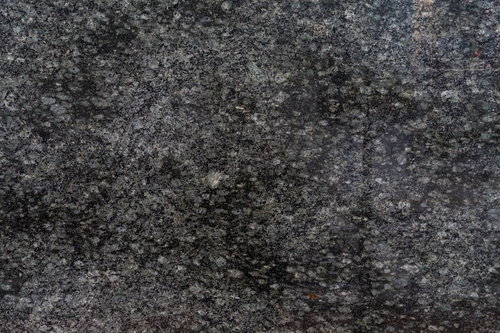 細かい石や砂利が混じった黒いアスファルトの質感ある表面