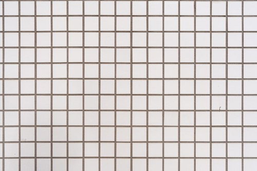 目地の入った白い正方形タイル