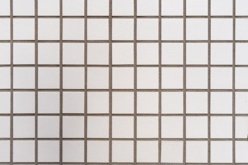 規則的に並んだ白いタイルの格子パターン