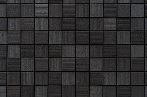 黒いタイル壁のテクスチャー