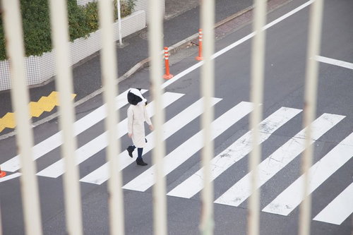 スクープ！横断歩道を渡るエト牛、白いコート姿で交通安全PR