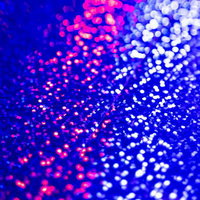 青とピンクのカラフルなボケ光エフェクトの写真