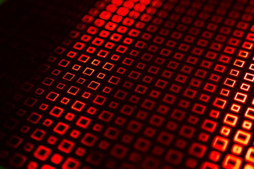 赤く光る正方形のパターン