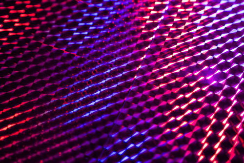 赤と紫のネオンライトで構成された3Dキューブ格子