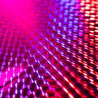 ピンクに光るホログラムシートの表面の写真