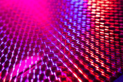 ピンクに光るホログラムシートの表面