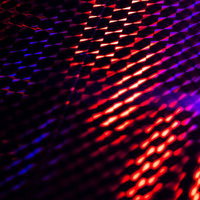 赤と紫のネオン光が斜線状に配列した発光ホログラフィックの写真