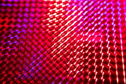 赤く光るホログラムシートの接写