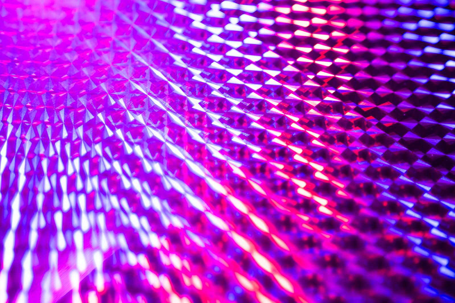 紫とピンク色のホログラフィック光が立体的に配列された背景素材