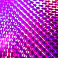 プリズム効果で多層に反射するネオンカラーの写真