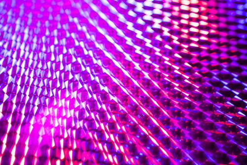 プリズム効果で多層に反射するネオンカラー