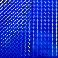 青いホログラム背景に光る幾何学パターンの反射と立体感の写真