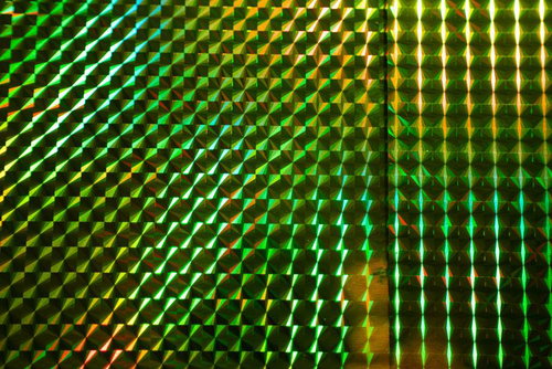 ホログラフィック反射が生み出すプリズムテクスチャ