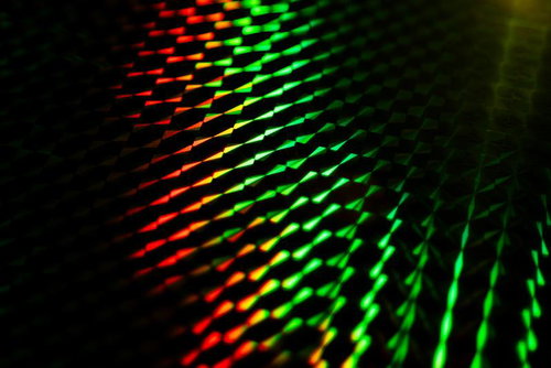 赤から緑へのグラデーション光線とプリズム効果